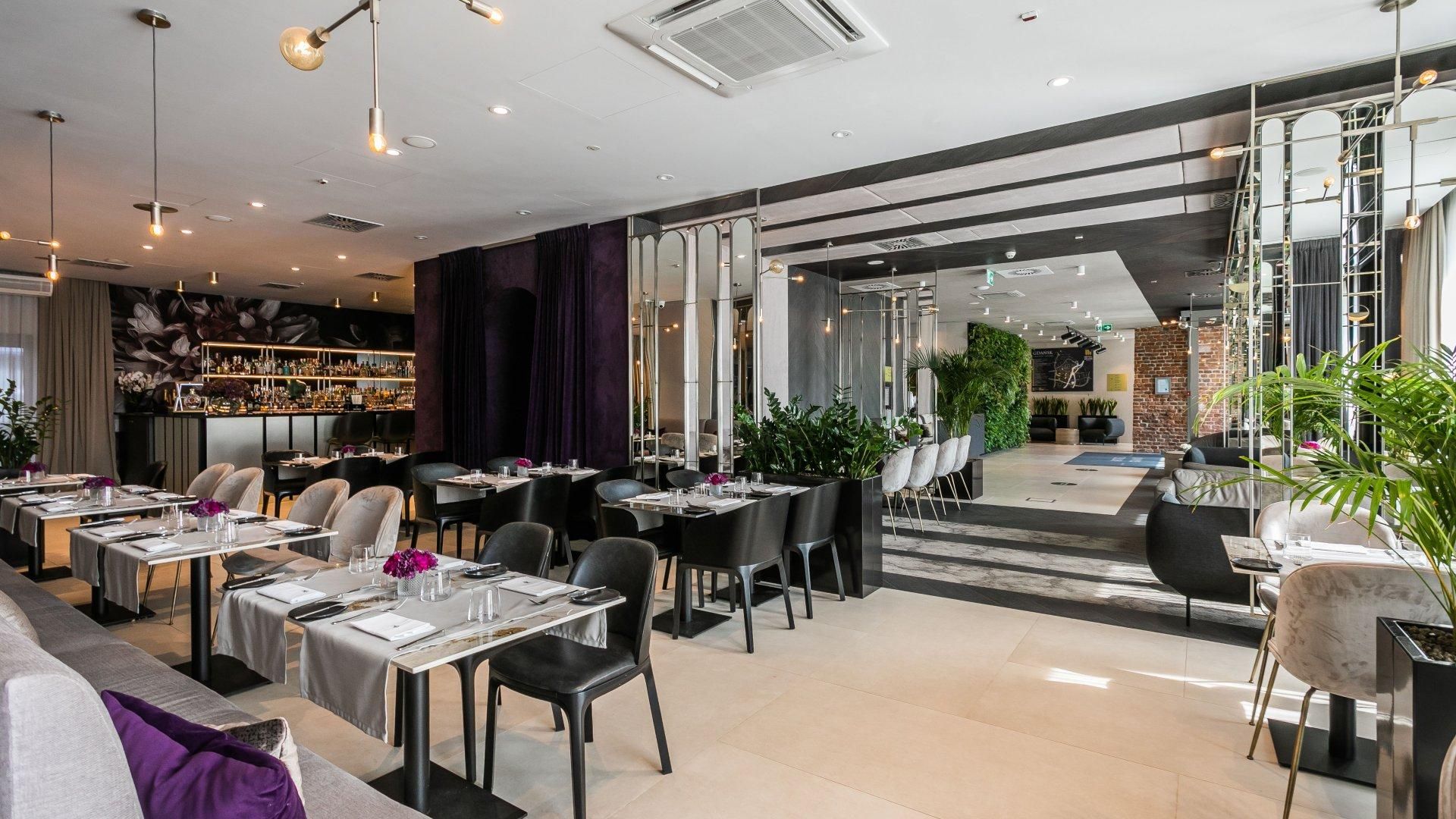 Wieczór w restauracji na promenadzie: Kolacja przy zachodzie słońca nad jeziorem