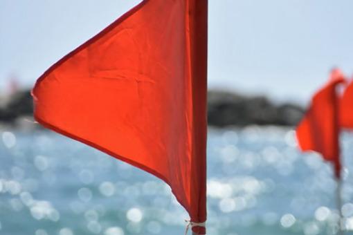 Czerwone flagi​ w związku - na co zwrócić⁤ uwagę?